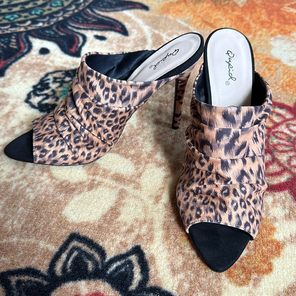 Woman’s Qupid cheetah heels, size 8.5